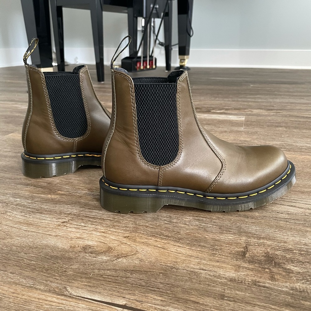 2976 Chelsea doc martens